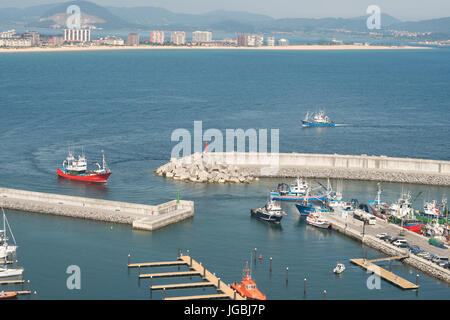 Angelboote/Fischerboote verhandeln Hafeneinfahrt, Laredo, Kantabrien, Spanien Stockfoto