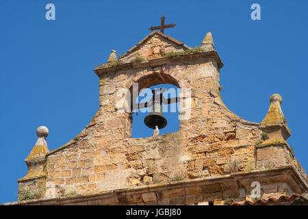 Die Taube sitzt auf Eintrag Bogen Bell Tower von Iglesia de Santa María De La Asunción, Laredo, Kantabrien, Spanien Stockfoto