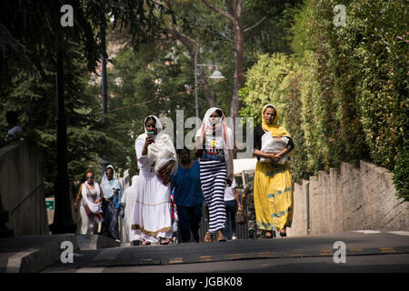 Äthiopische orthodoxe christliche Frauen am St. Yared Tag außerhalb der Kirche Our Lady of Lebanon Stockfoto