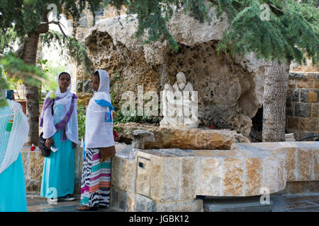 Äthiopische orthodoxe christliche Frauen am St. Yared Tag außerhalb der Kirche Our Lady of Lebanon Stockfoto