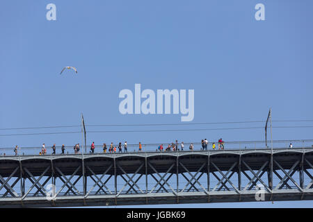 PORTO, PORTUGAL - APRIL 17: Dom Luis Brücke, Ponte Luis i. in Porto, Portugal am 17. April 2017. Stockfoto