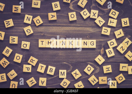Denken Wort Holzblock auf Tisch für Business-Konzept. Stockfoto