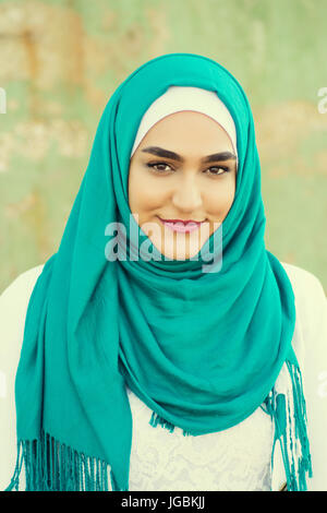 Schöne junge muslimische Frau tragen Hijab lächelnd Stockfoto