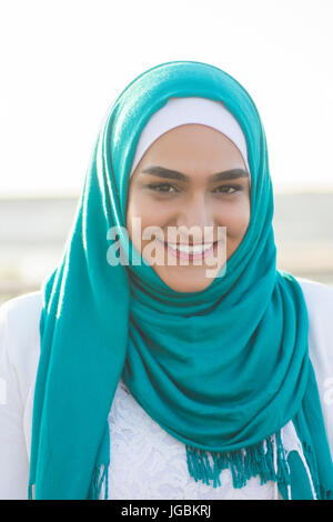 Glücklich you7ng Muslimin tragen Hijab lächelnd im freien Stockfoto