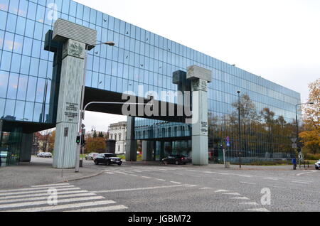 Oberste Gerichtshof Polens gespiegelt Gebäude über Straßen in Warschau, Polen Stockfoto