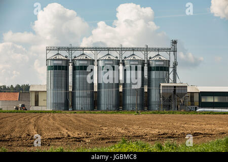 Silos auf dem Feld. Korn-Lagerung-Kästen. Aufzug, Korn in einem Feld auf landwirtschaftlichen Flächen zu lagern. Stockfoto