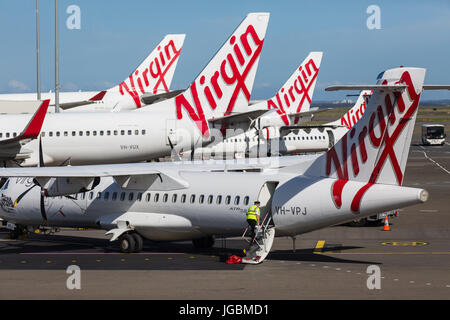 Eine Gruppe von Virgin Australlia Jets warten auf Passagiere am Flughafen von Melbourne Tullamarine Stockfoto