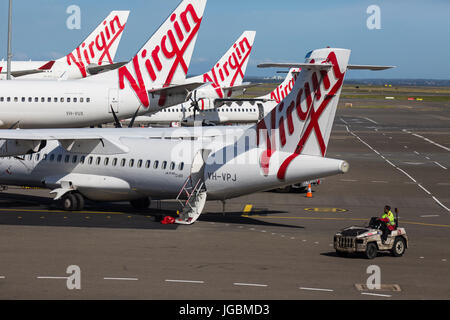 Eine Gruppe von Virgin Australlia Jets warten auf Passagiere am Flughafen von Melbourne Tullamarine Stockfoto