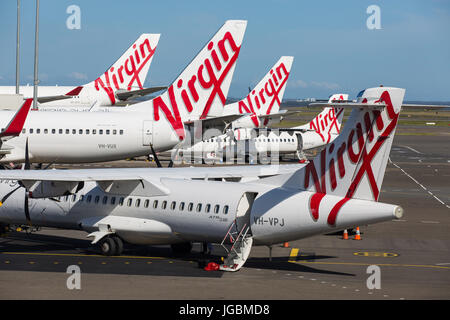 Eine Gruppe von Virgin Australlia Jets warten auf Passagiere am Flughafen von Melbourne Tullamarine Stockfoto