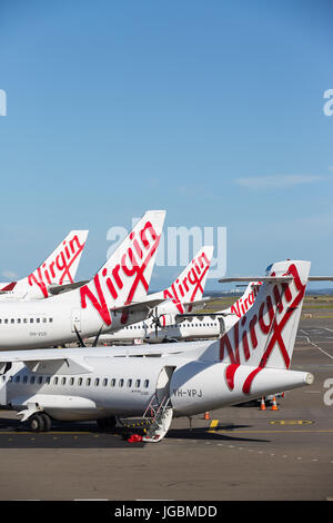 Eine Gruppe von Virgin Australlia Jets warten auf Passagiere am Flughafen von Melbourne Tullamarine Stockfoto