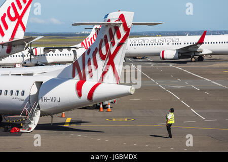 Eine Gruppe von Virgin Australlia Jets warten auf Passagiere am Flughafen von Melbourne Tullamarine Stockfoto