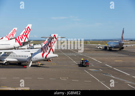 Eine Gruppe von Virgin Australlia Jets warten auf Passagiere am Flughafen von Melbourne Tullamarine Stockfoto