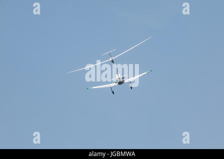 Ebene ziehen von einem Segelflugzeug, kleinen weißen Sport Flugzeug zieht ein Segelflugzeug in die Cloud Stockfoto