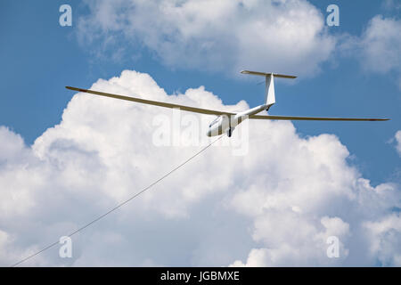 Ebene ziehen von einem Segelflugzeug, ein kleines Sportflugzeug zieht ein Segelflugzeug in die Cloud Stockfoto