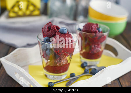 Rote Beeren-Sorbet in zwei Gläsern Stockfoto