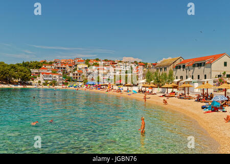 Der Strand von Primosten auf der Adria-Küste von Kroatien. Stockfoto