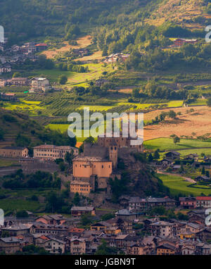 Saint-Pierre, Valle d ' Aosta, Italien.  Saint-Pierre Schloss aus dem späten 12. Jahrhundert und Pfarrei Kirche Saint-Pierre im Jahre 1872 gebaut. Stockfoto