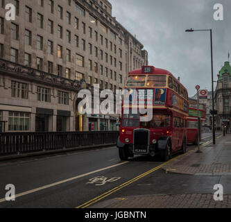 Roten Londoner Bus auf Waterloo Bridge