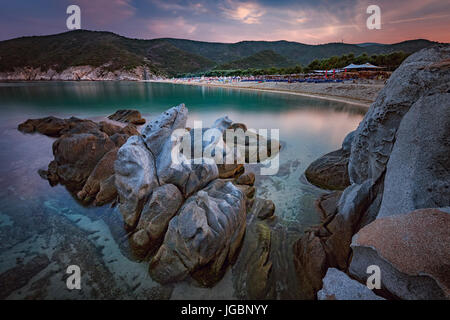 Der Strand von Thalatta Camp in Kalamitsi, Sithonia, Chalkidiki, Griechenland Stockfoto