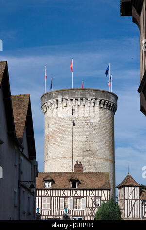 Die "Tour des Archives" im Jardin des Arts, Vernon, Eure, Frankreich, erbaut von Henry Beauclerc 1123, Sohn von Wilhelm dem Eroberer Stockfoto