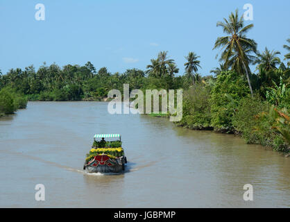 Ein Frachtschiff auf dem Mekong mit sonnigen Tag im Mekong-Delta, Südvietnam. Stockfoto