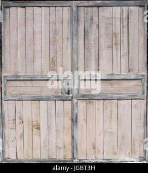 Weiße Holztür mit Eisenrahmen Stockfoto