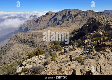Touristen, Wandern in den Bergen Al Hajar al Gharbi, Dakhiliyah, Oman Stockfoto