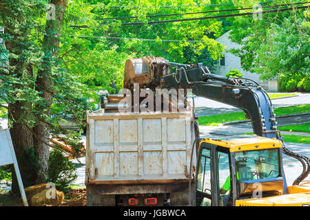 Bagger lädt Schmutz auf LKW für den Bau Stockfoto
