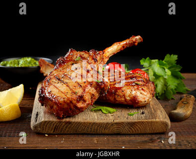frisch gegrillte Steaks von Tomahawk auf Holzbrett Stockfoto