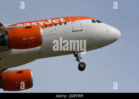 EasyJet Airbus A319 Jet Flugzeug G-EZGE startet vom Flughafen London Southend, Essex, Großbritannien Stockfoto