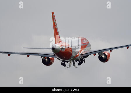 EasyJet Airbus A319 Jet Flugzeug G-EZGE startet vom Flughafen London Southend, Essex, Großbritannien Stockfoto