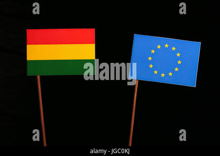 Bolivianische Flagge mit der Flagge der Europäischen Union (EU) auf schwarzem Hintergrund isoliert Stockfoto