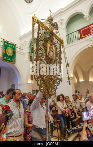 El Rocio, Spanien - 4. Juni 2017: Pilger mit der Madonna von El Rocio in der Einsiedelei von El Rocio während die Romeria 2017. Andalusien, Spanien Stockfoto