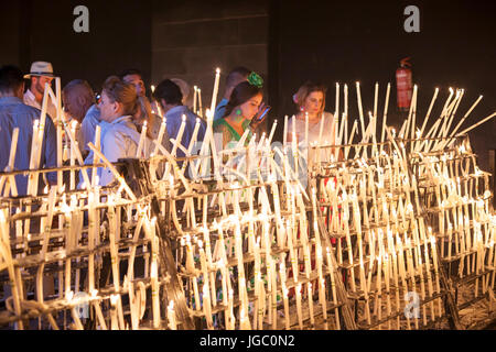 El Rocio, Spanien - 4. Juni 2017: Pilger Leuchten Kerzen in der Einsiedelei von El Rocio während die Romeria 2017. Andalusien, Spanien Stockfoto