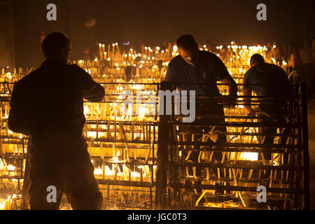 El Rocio, Spanien - 4. Juni 2017: Feuerwehrleute brennende Kerzen in die Einsiedelei von El Rocio zu entfernen, während die Romeria 2017. Andalusien, Spanien Stockfoto