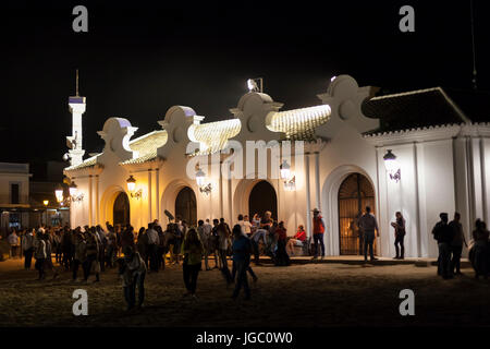 El Rocio, Spanien - 4. Juni 2017: Piilgrims vor der Eremitage in El Rocio während die Romeria 2017. Andalusien, Spanien Stockfoto