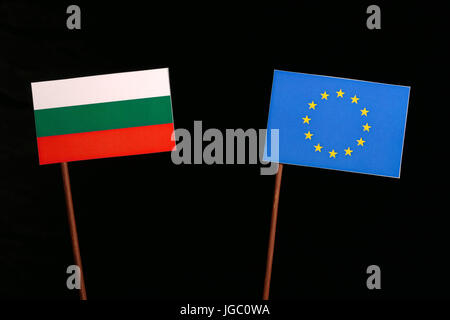 Bulgarische Flagge mit der Flagge der Europäischen Union (EU) auf schwarzem Hintergrund isoliert Stockfoto