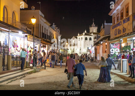 El Rocio, Spanien - 4. Juni 2017: Straße Landschaft in El Rocio in der Nacht während die Romeria 2017. Provinz Huelva, Andalusien, Spanien Stockfoto