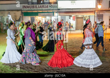 El Rocio, Spanien - 4. Juni 2017: Prozession der Piilgrims im traditionellen Kleid Spanisch in El Rocio während die Romeria 2017. Andalusien, Spanien Stockfoto