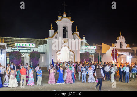 El Rocio, Spanien - 4. Juni 2017: Prozession der Piilgrims im traditionellen Kleid Spanisch in El Rocio während die Romeria 2017. Andalusien, Spanien Stockfoto