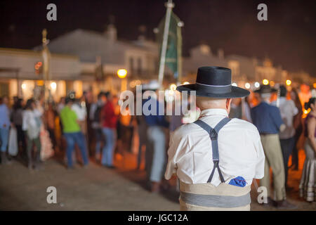 El Rocio, Spanien - 4. Juni 2017: Prozession der Piilgrims im traditionellen Kleid Spanisch in El Rocio während die Romeria 2017. Andalusien, Spanien Stockfoto