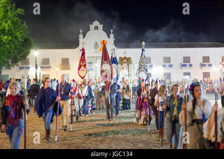 El Rocio, Spanien - 4. Juni 2017: Prozession der Piilgrims im traditionellen Kleid Spanisch in El Rocio während die Romeria 2017. Andalusien, Spanien Stockfoto