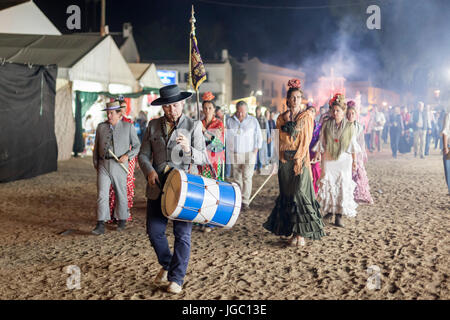 El Rocio, Spanien - 4. Juni 2017: Prozession der Piilgrims im traditionellen Kleid Spanisch in El Rocio während die Romeria 2017. Andalusien, Spanien Stockfoto