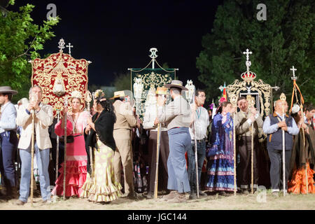 El Rocio, Spanien - 4. Juni 2017: Prozession der Piilgrims im traditionellen Kleid Spanisch in El Rocio während die Romeria 2017. Andalusien, Spanien Stockfoto