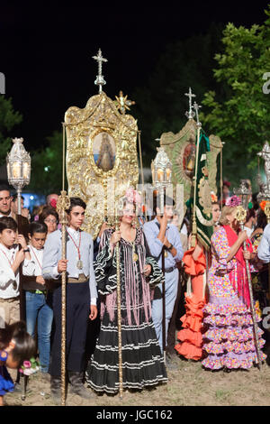 El Rocio, Spanien - 4. Juni 2017: Prozession der Piilgrims im traditionellen Kleid Spanisch in El Rocio während die Romeria 2017. Andalusien, Spanien Stockfoto