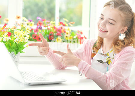 Kleines Mädchen auf laptop Stockfoto