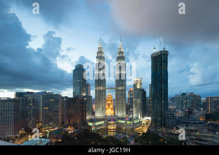 Petronas Zwillingstürme in der Abenddämmerung, Kuala Lumpur, Malaysia Stockfoto