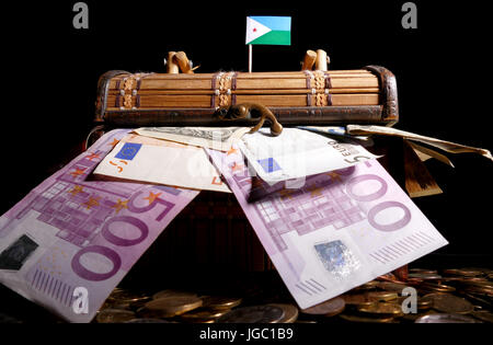 Dschibuti-Flag auf Kiste voller Geld Stockfoto