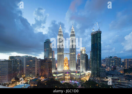 Petronas Zwillingstürme in der Abenddämmerung, Kuala Lumpur, Malaysia Stockfoto