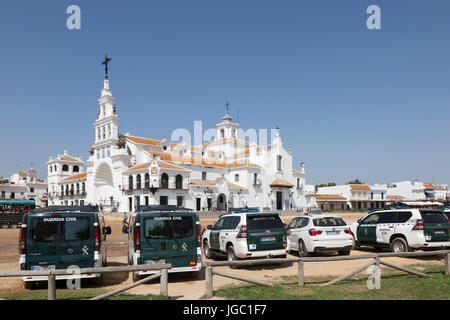 El Rocio, Spanien – 2. Juni 2017: Polizeiautos vor der Eremitage in El Rocio während die Romeria 2017. Andalusien, Spanien Stockfoto